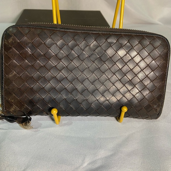 Bottega Veneta Unisex Brown Leather Zip-Around Wallet - Picture 4 of 8